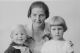 Ella Rosenlund Aas med barna Randi og Steinar, nedre bilde svart hvitt.